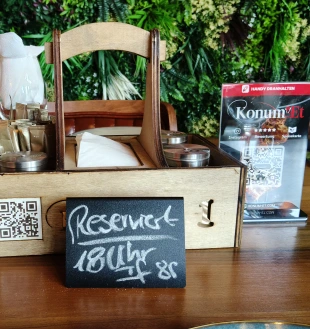 Personalisierte QR-Aufsteller bei Konum Et